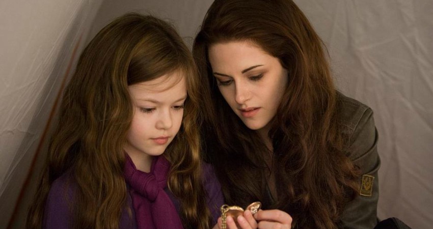 Kristen Stewart posed with her Twilight daughter for a photo and she looks so grown up now