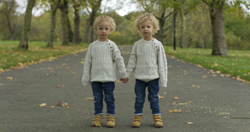 Photographer takes portraits of identical twins to show how their different personalities change their appearances