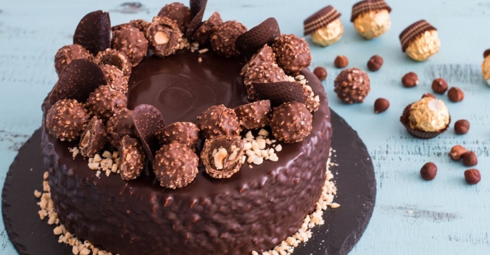 Co-worker threatens to tell HR when woman won't bake her birthday cake for free