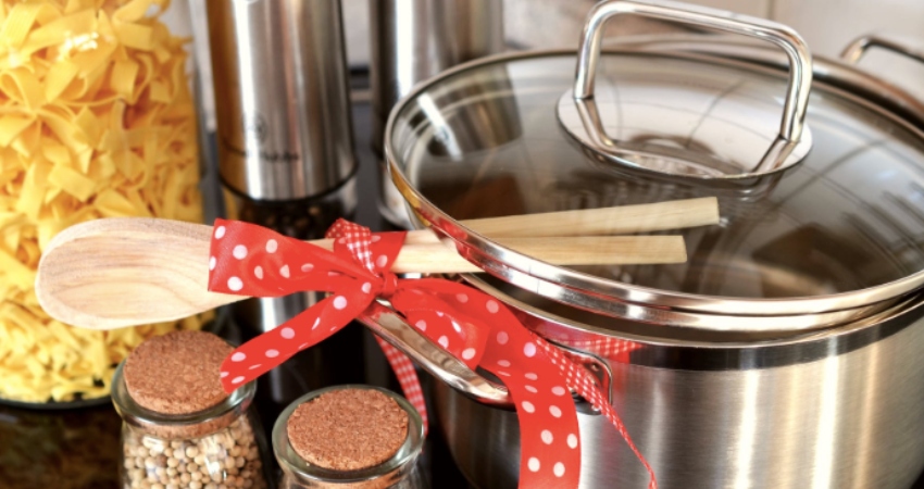 People are screaming into pots and closing the lid to see if their voice echoes back