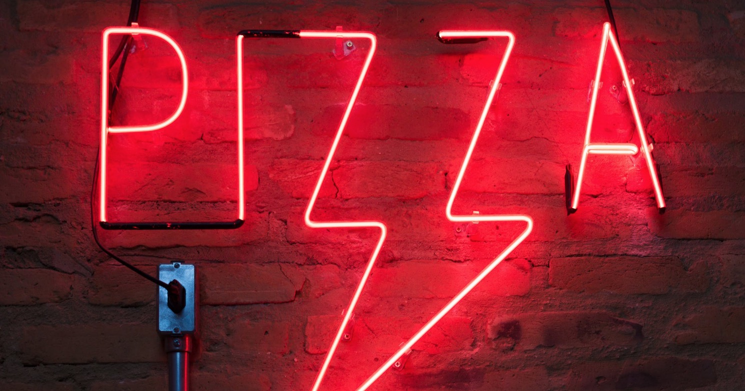 Man proposes to his girlfriend by writing 'will you marry me?' on pizza