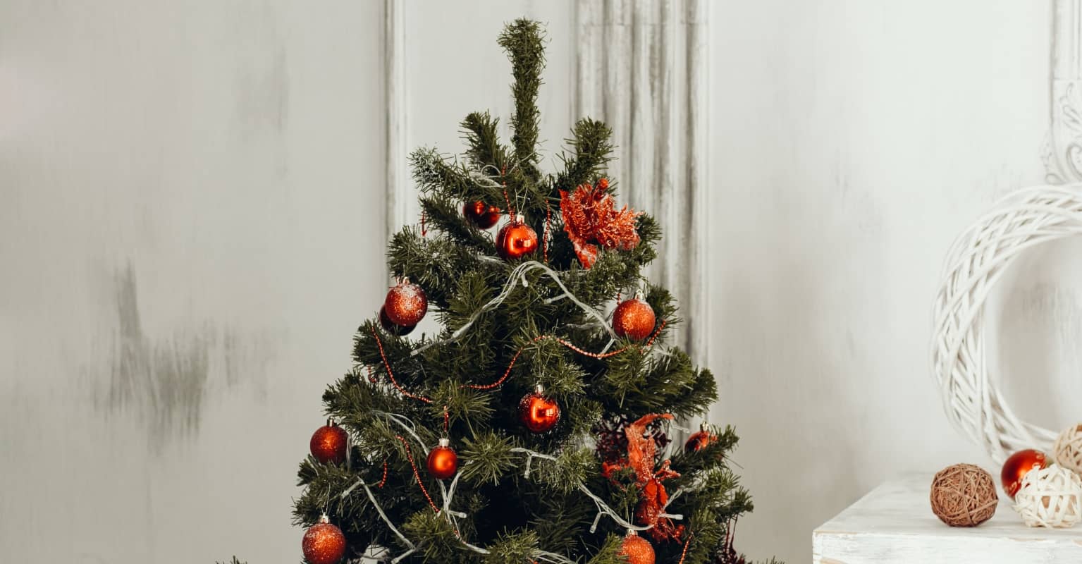 Man receives disgusting letter after placing Black Santa Claus in his yard