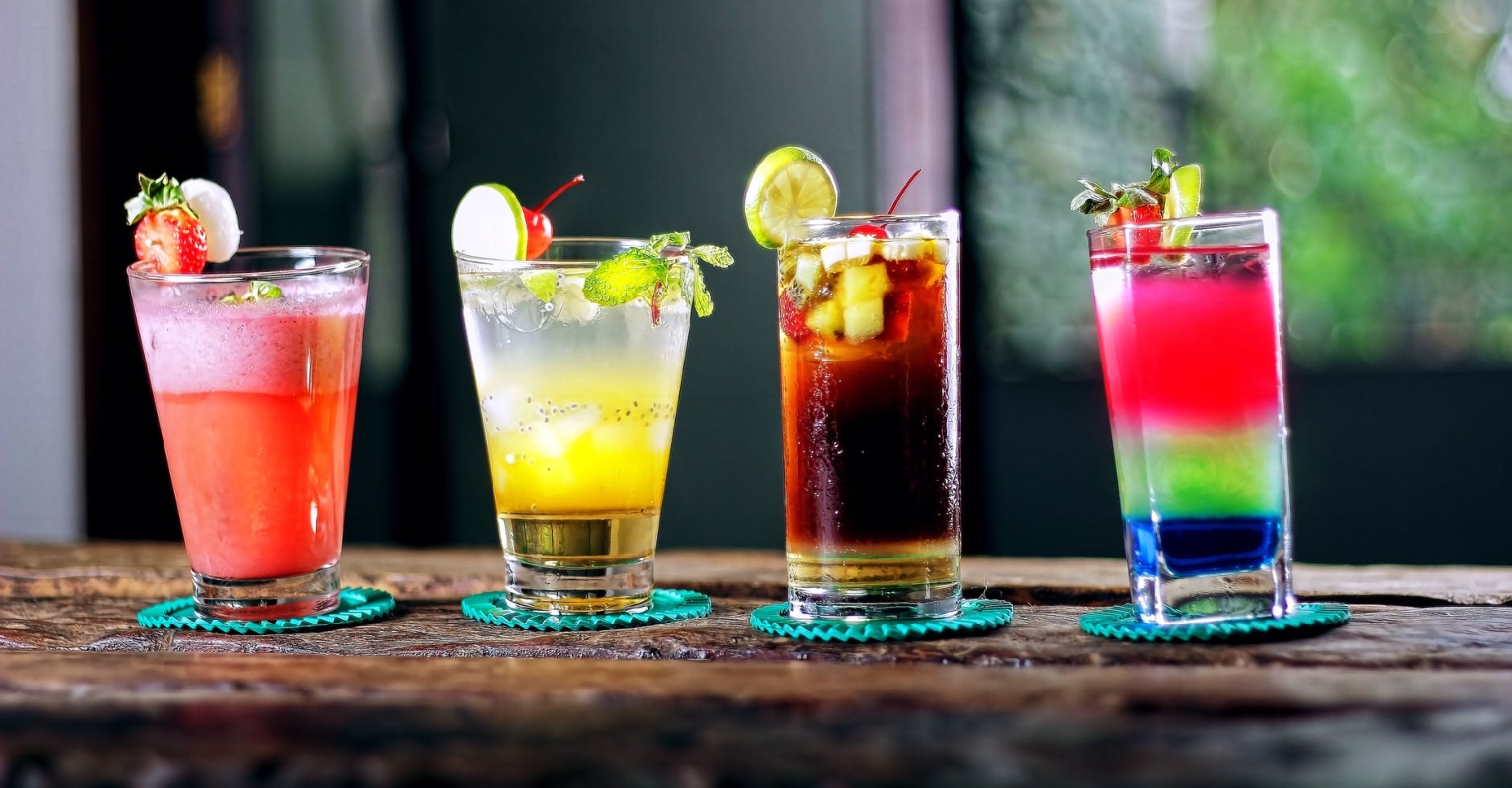 Waiter says he refused to serve alcoholic cocktails to pregnant customer - divides internet