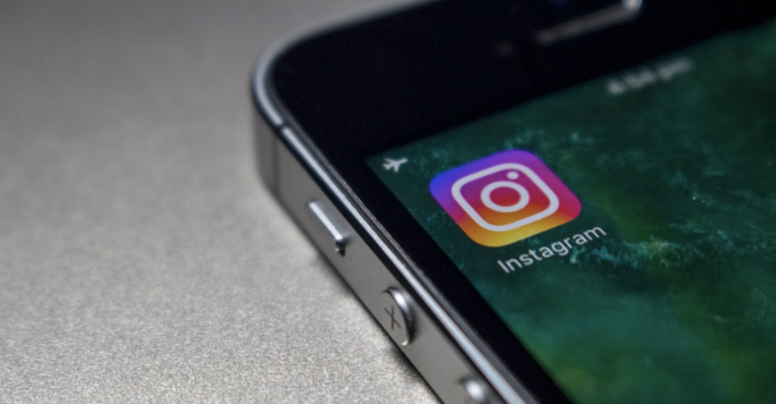 Instagram model helps catch men cheating by sliding into their DMs