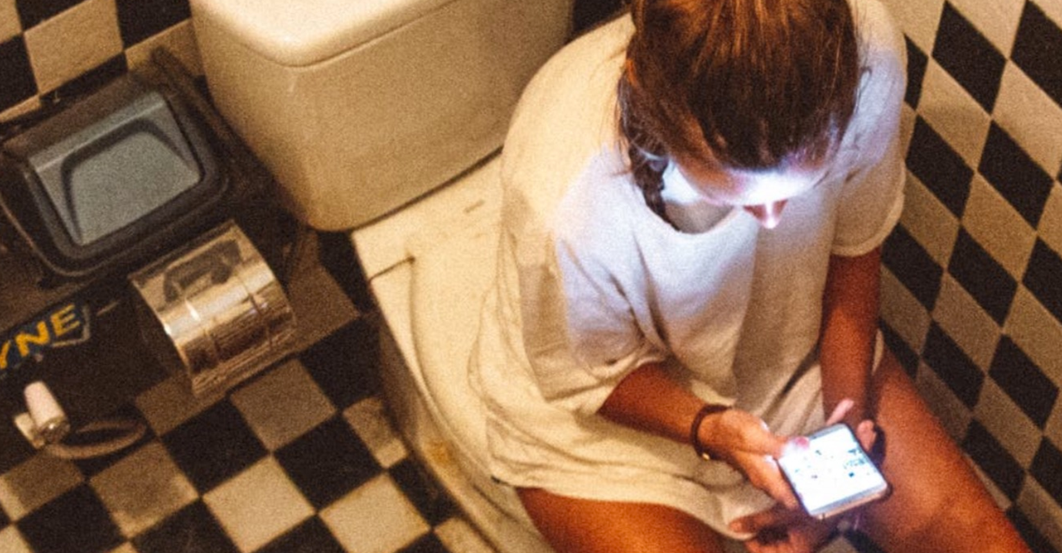 6 things we all do when we're on the toilet (but really shouldn't)