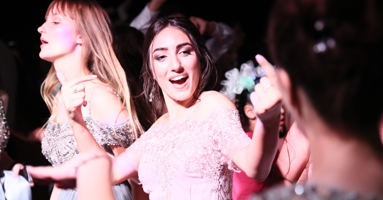 18-year-old's stunning prom photoshoot goes viral after the dance was canceled