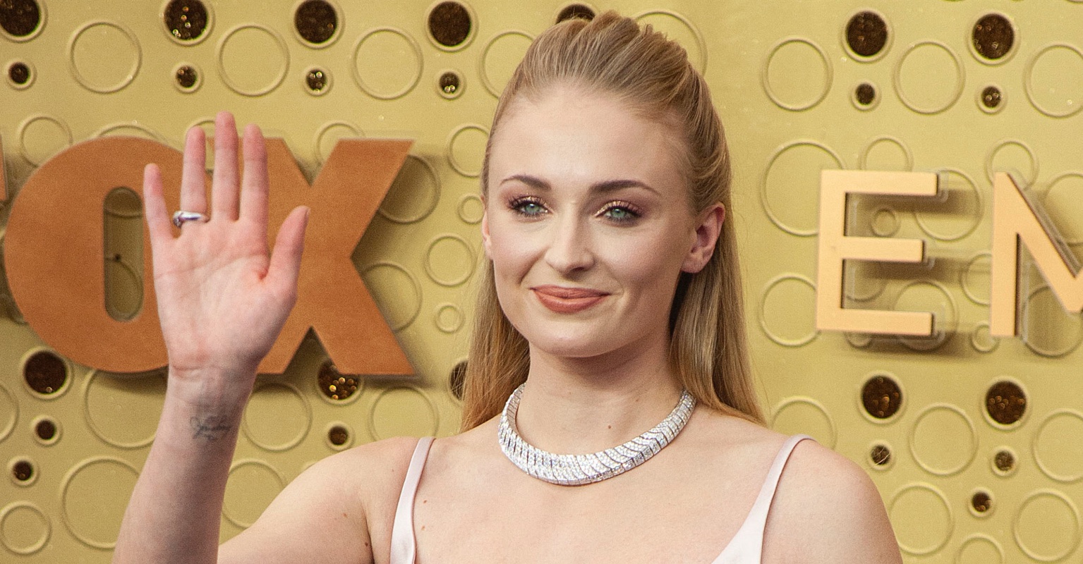 Sophie Turner slams anti-maskers as she says she wore a mask while giving birth