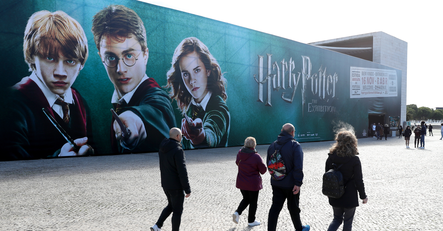 'Harry Potter' note pad reveals Hogwarts the more you peel it