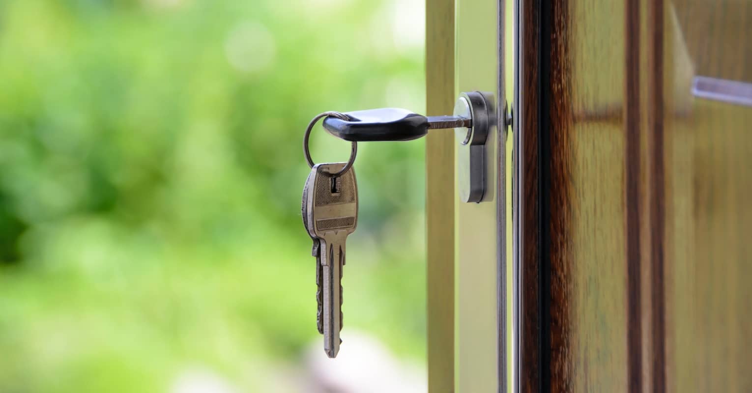 'Landlord' asks if she should kick out a 'tenant' for letting his friends break into her house, quickly goes viral