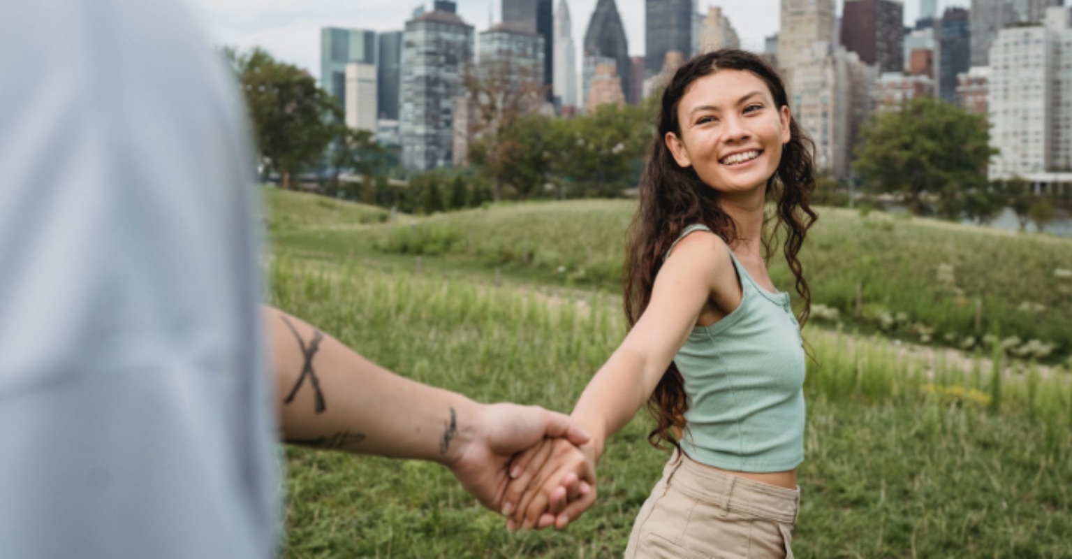 Self-confessed flirt reveals the 9 'real ways to tell if a girl is into you'