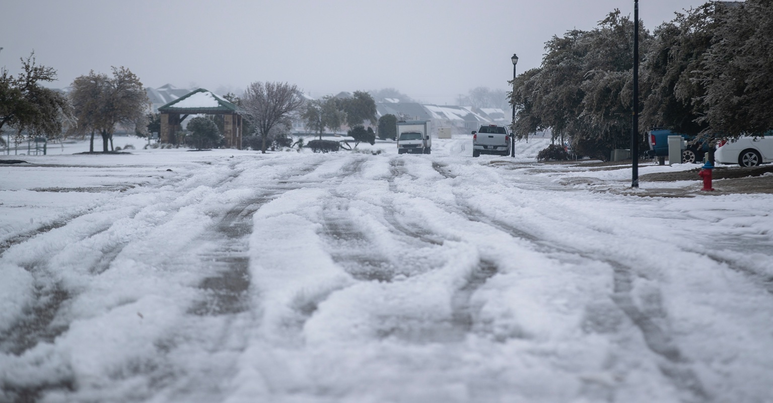 Conspiracy theorists claim snow in Texas is 'fake' as it 'doesn't melt' in viral video