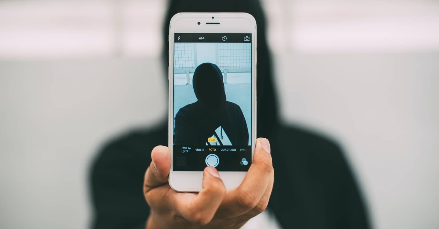 Cheating husband caught out after sending girlfriend hotel selfies