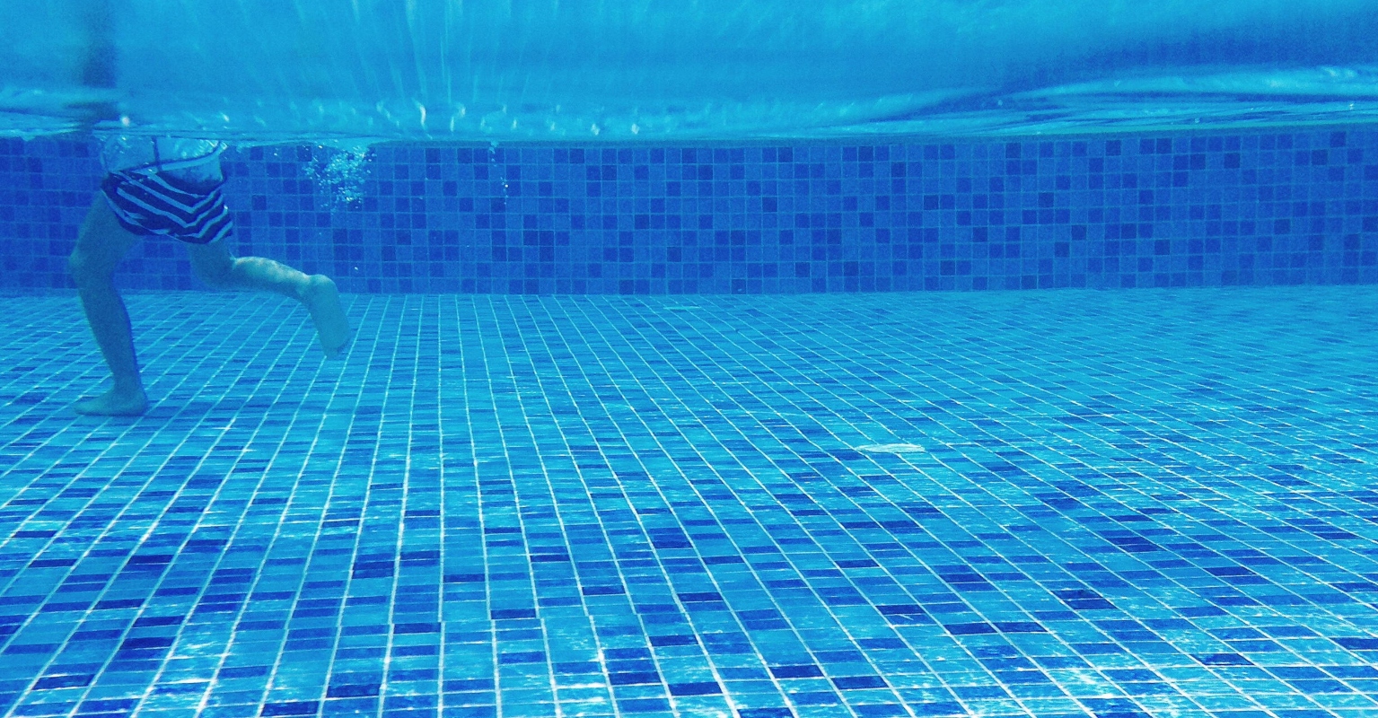 Diver holds his breath underwater for 24 minutes and 33 seconds