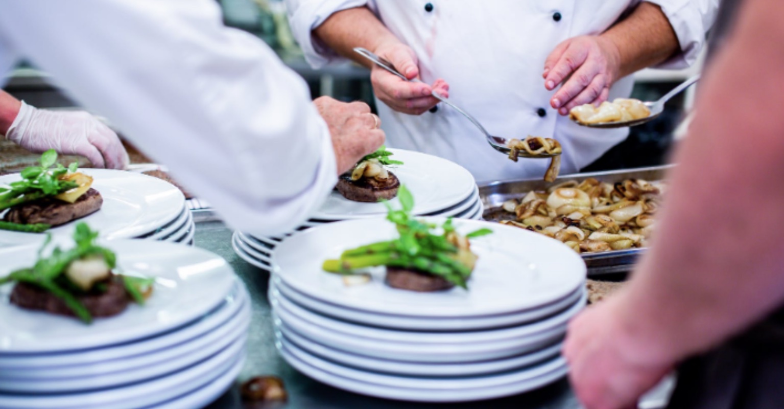 Chefs travel 6 hours to cook favorite meal for terminally ill customer