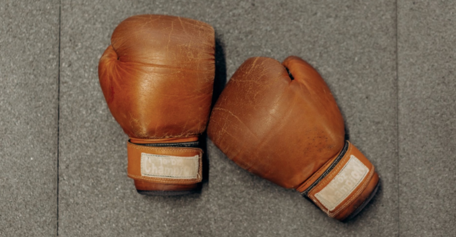 Mom storms into daughter’s school wearing boxing gloves and assaults student