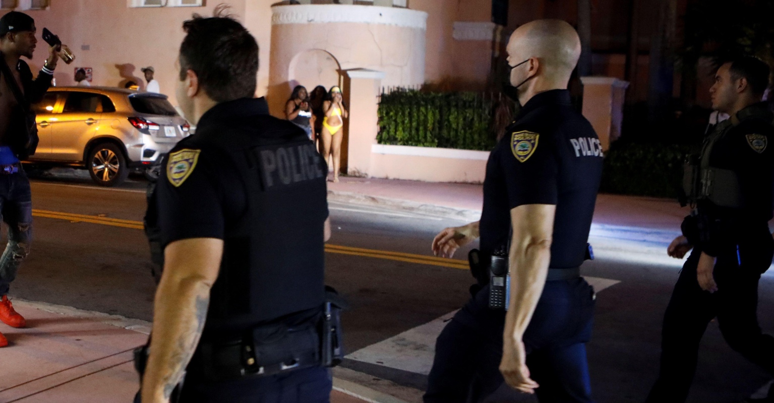 Spring breaker warns women to 'be careful' after spotting chilling detail in her vacation photo