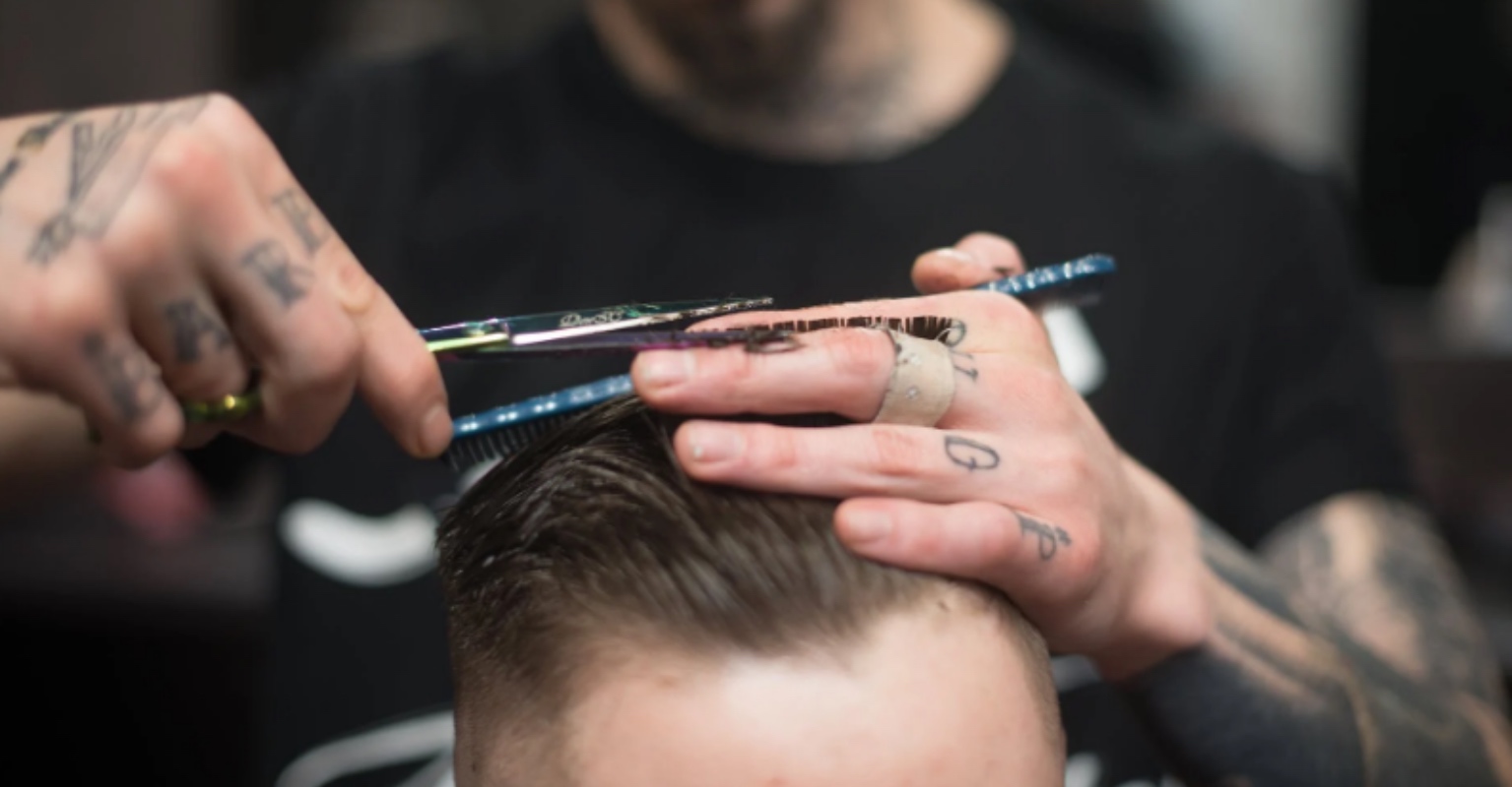 Barber shaves off own hair to show solidarity with friend with cancer
