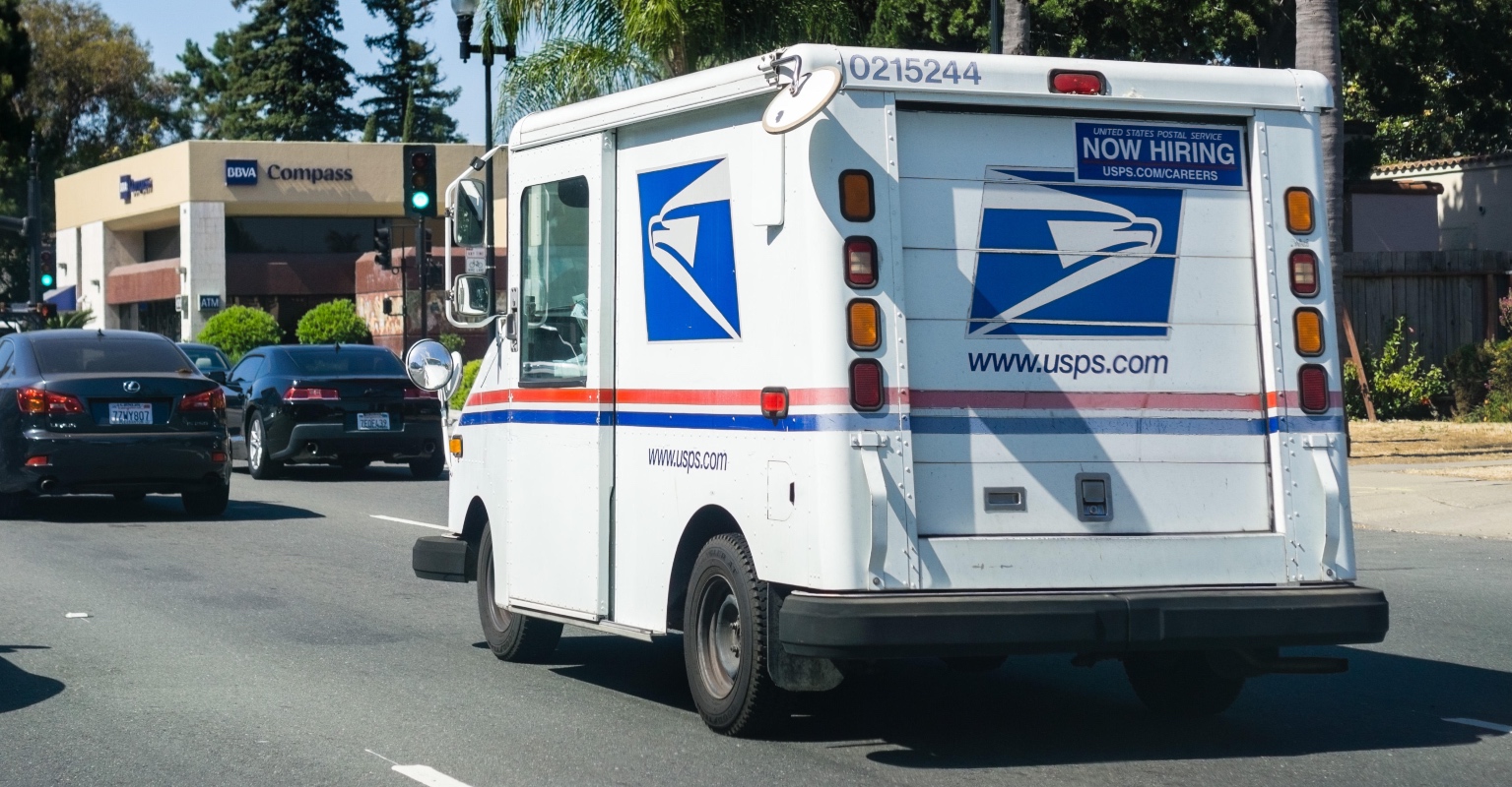 Disturbing footage shows USPS driver being beaten by two women in broad daylight