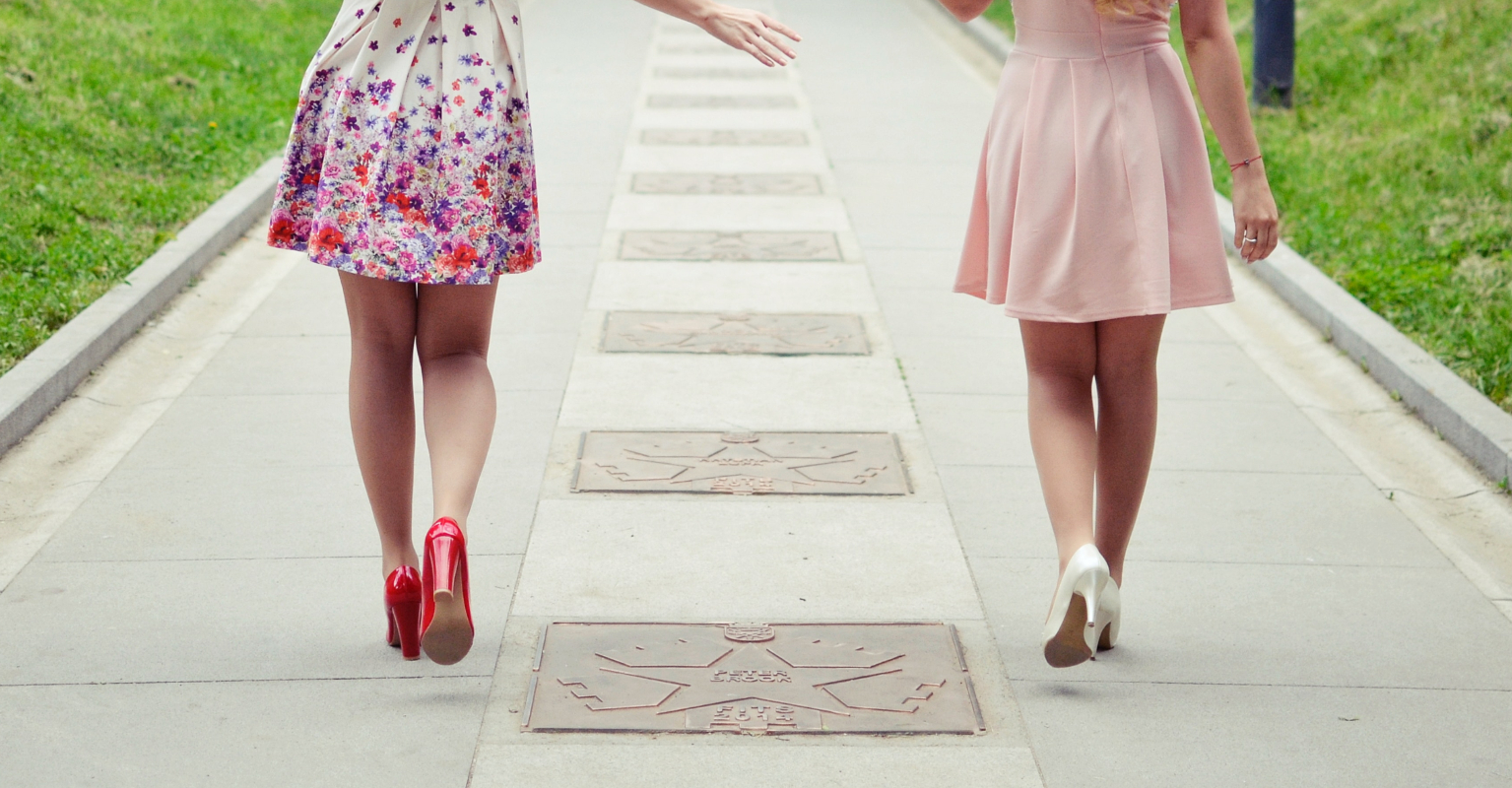 Twin sisters 'live like one person' as they share same bed, clothes, and boyfriend