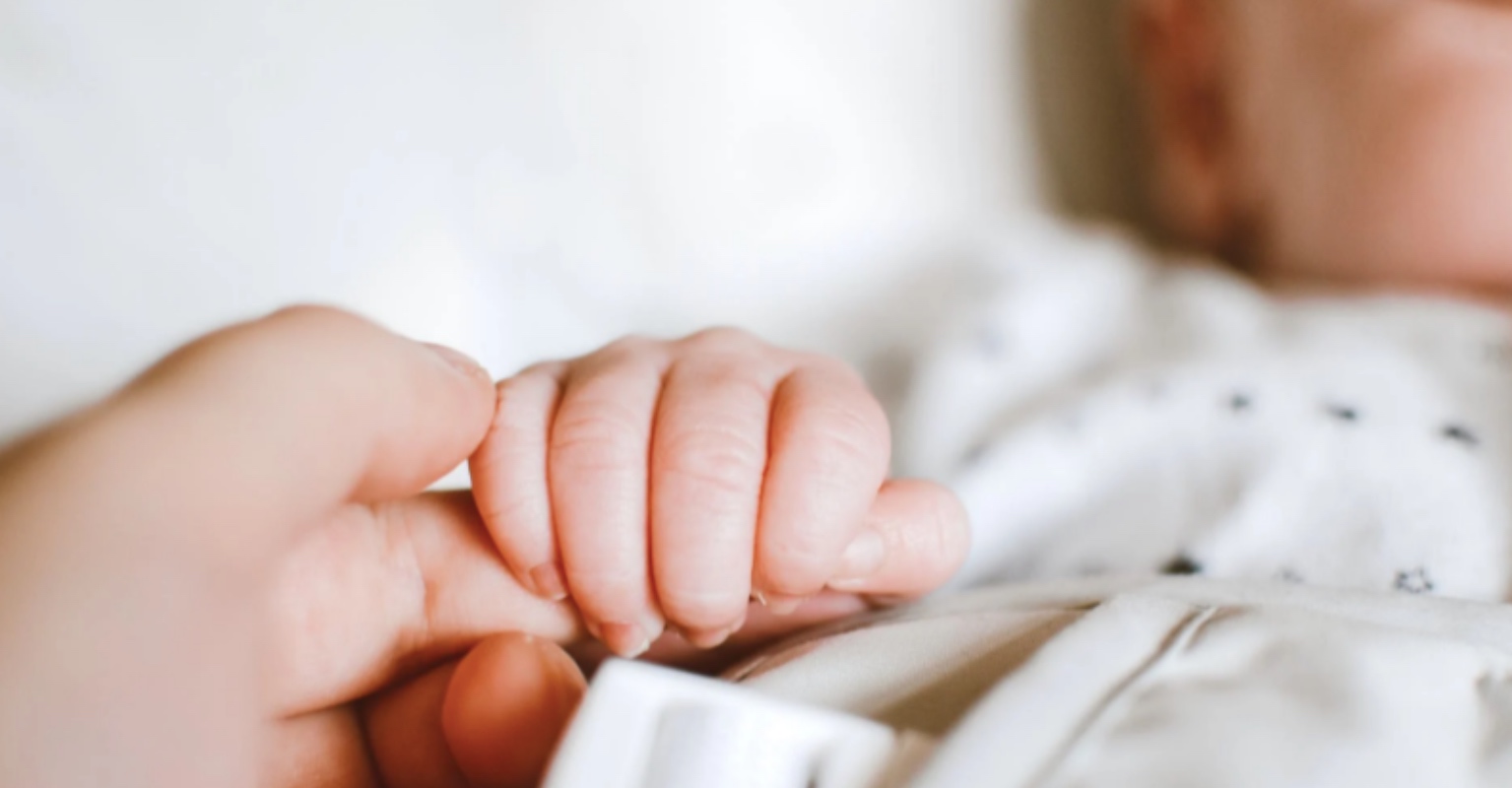 Nurse shares useful parenting hack to soothe babies and put them to sleep in seconds