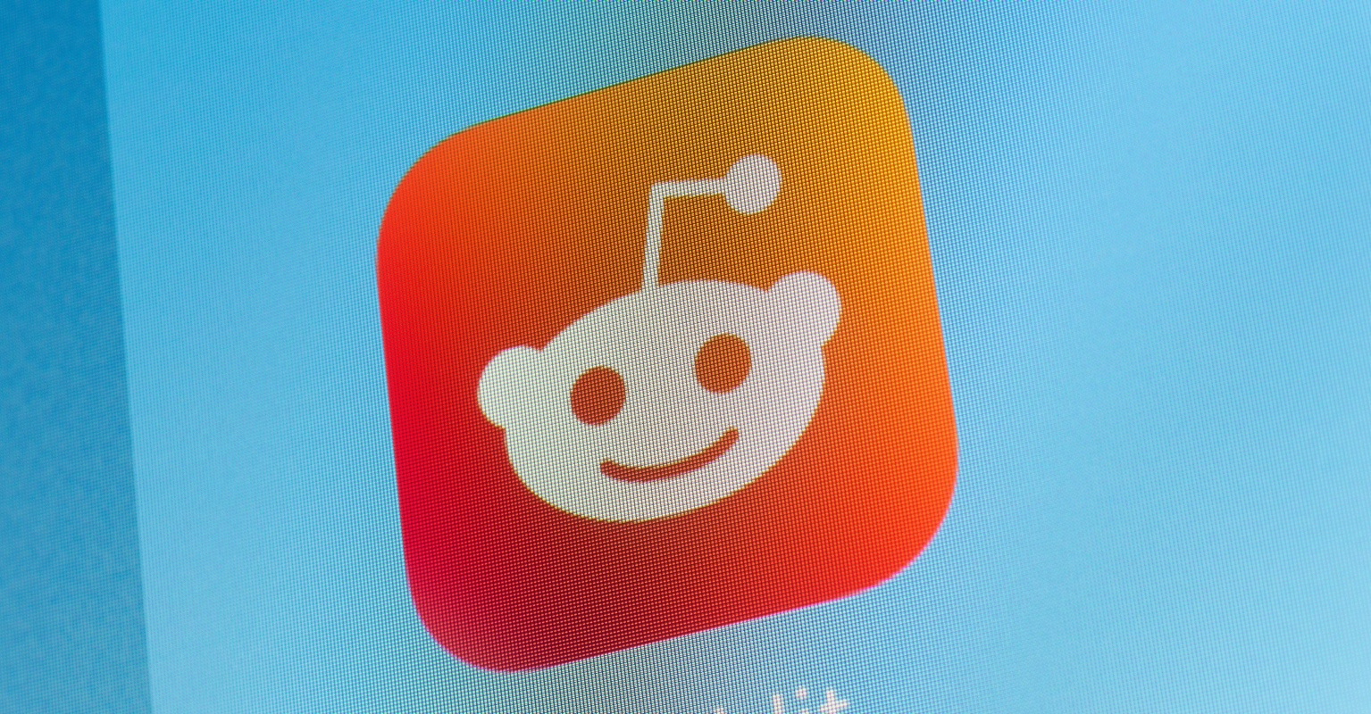 Optical illusion of girl 'sinking into ground' leaves social media users baffled