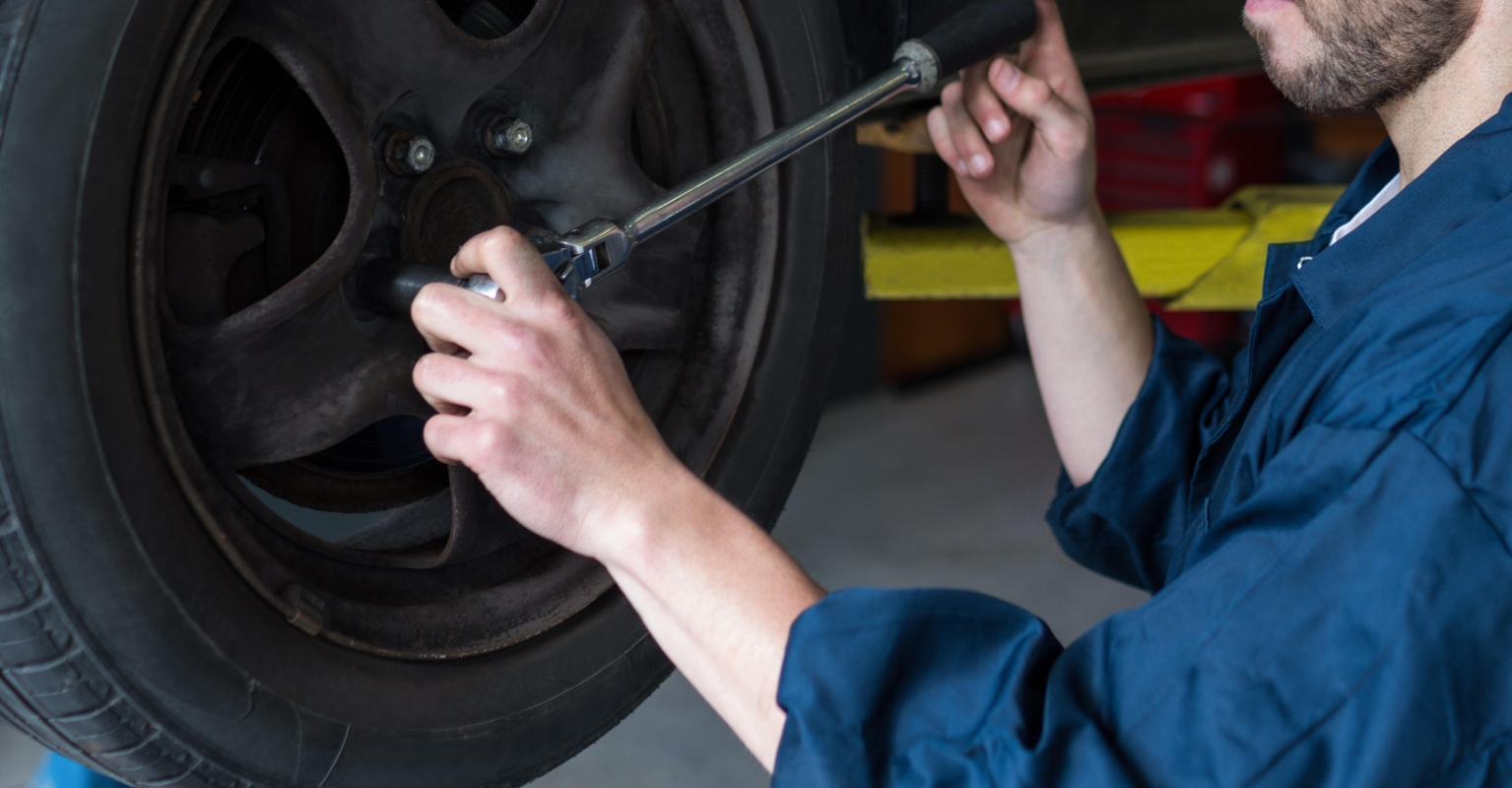 Cop praised for stopping to help two young sisters change flat tire as he teaches important life skill