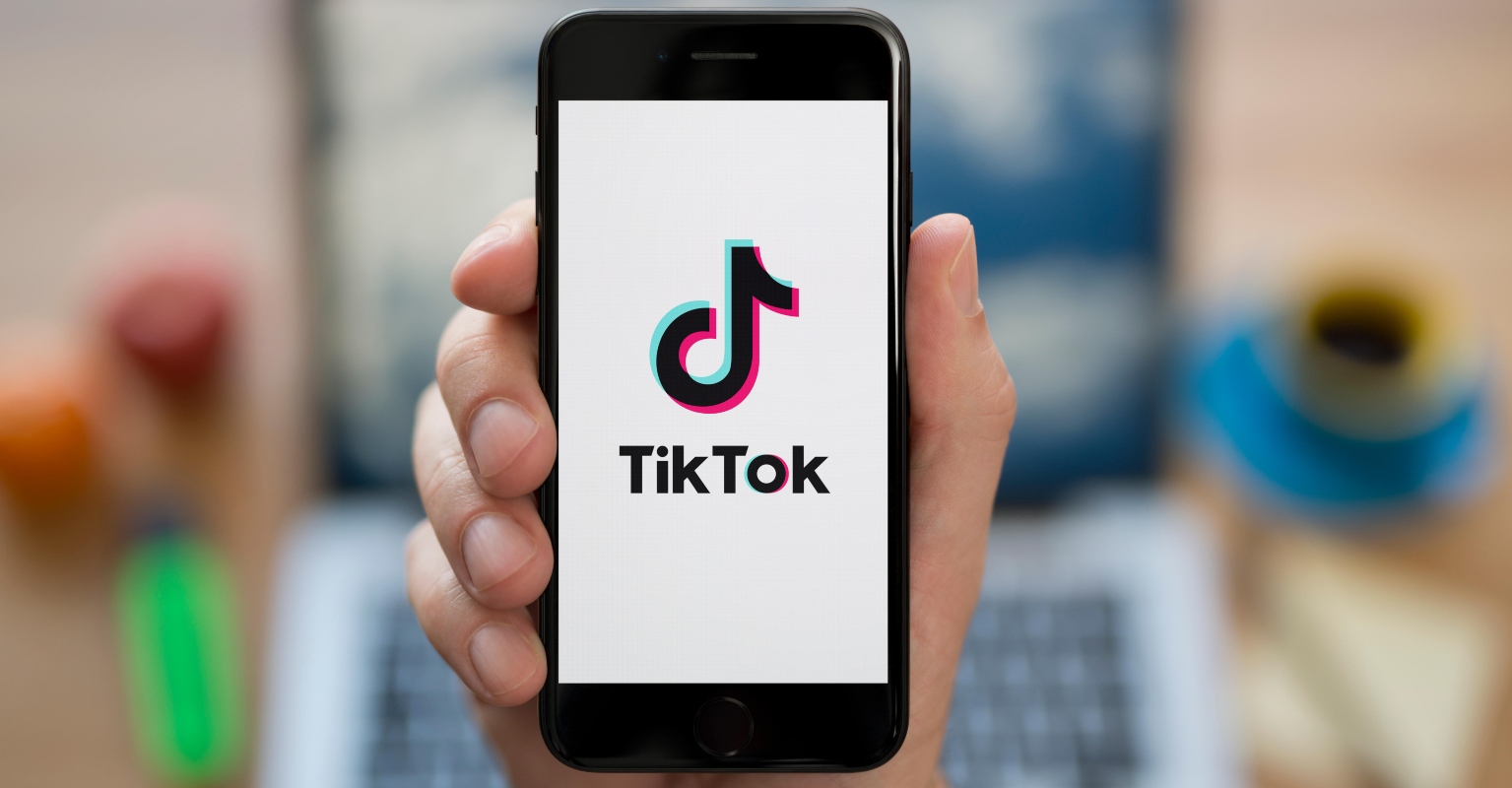 Woman praised for burning 'racist' Confederate flag: 'I'm sorry'