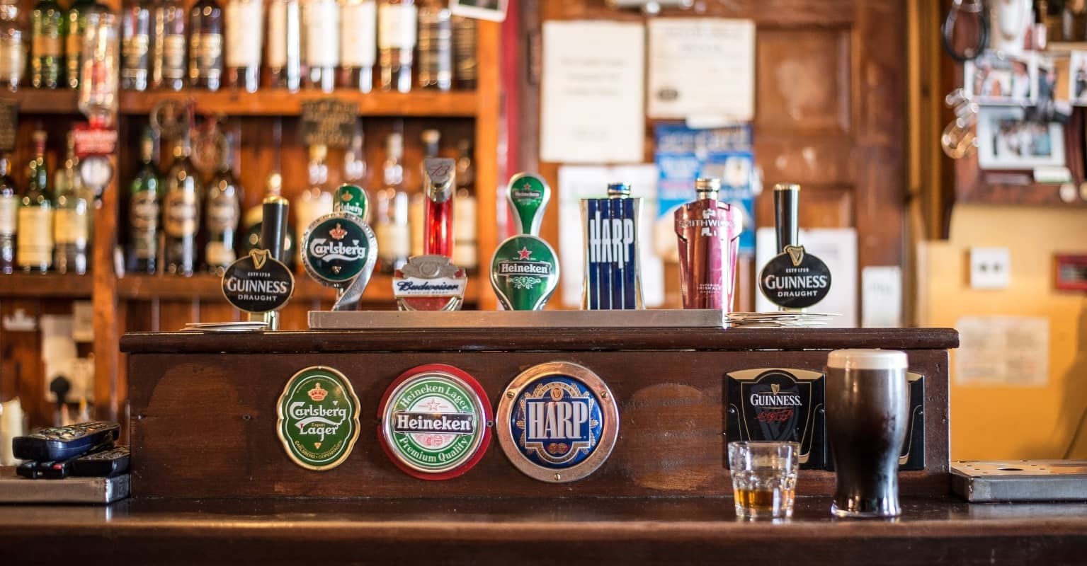 Resurfaced footage shows how men treated women being in bars in the 1970s