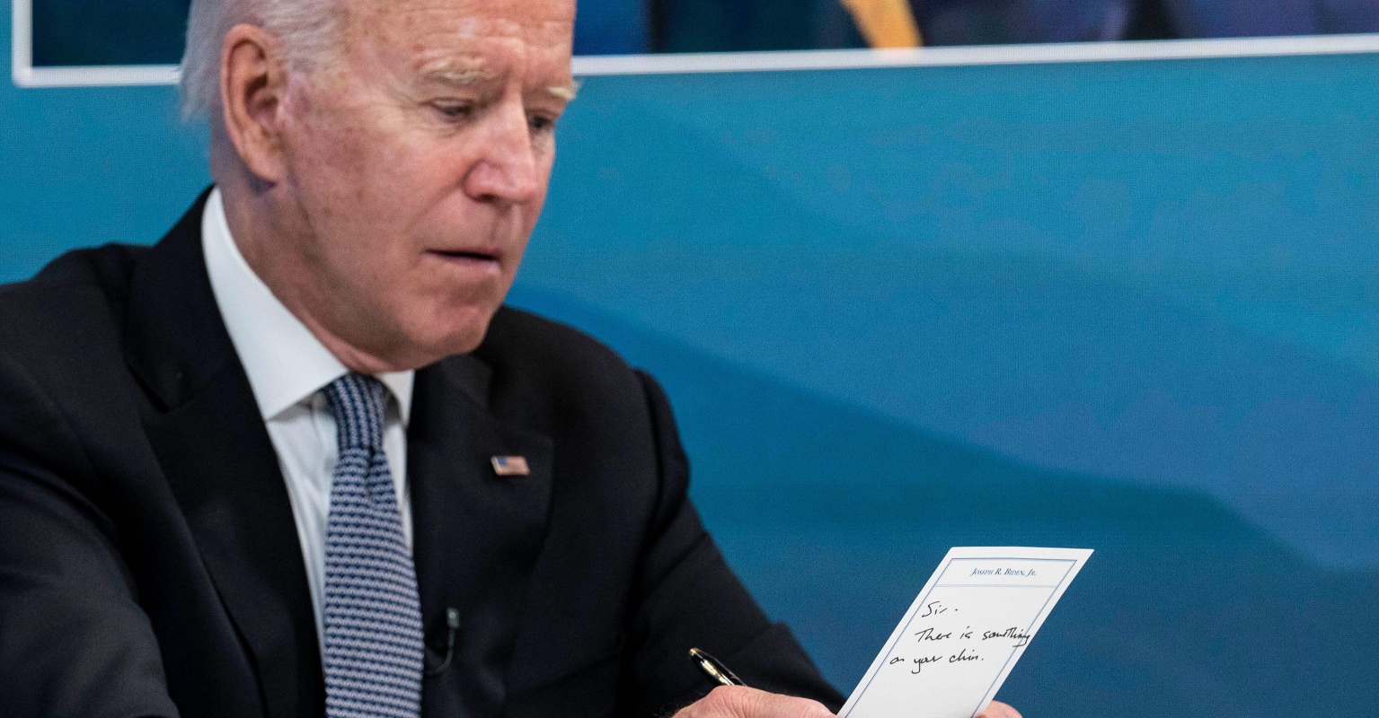 Joe Biden reads ‘Sir, there is something on your chin’ on note passed to him by aide