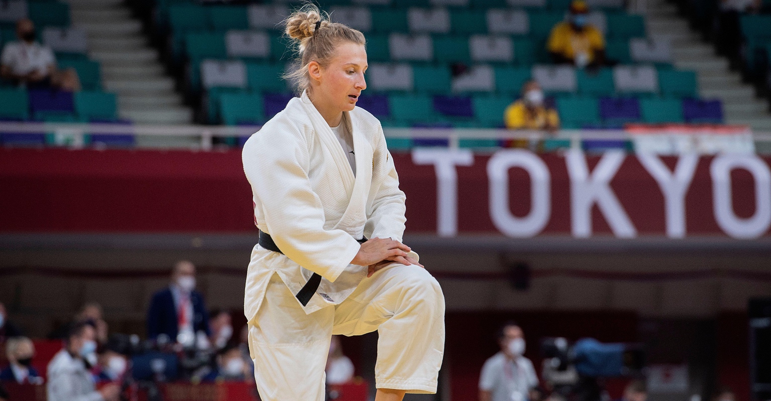 German Olympian defends coach who shook and slapped her before event