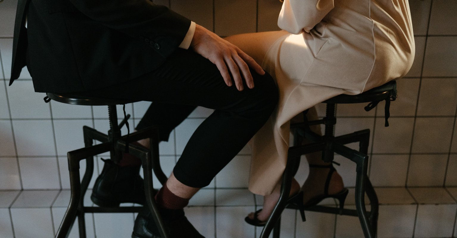 Teen shares 'uncomfortable' video showing guy repeatedly trying to flirt with her while she works