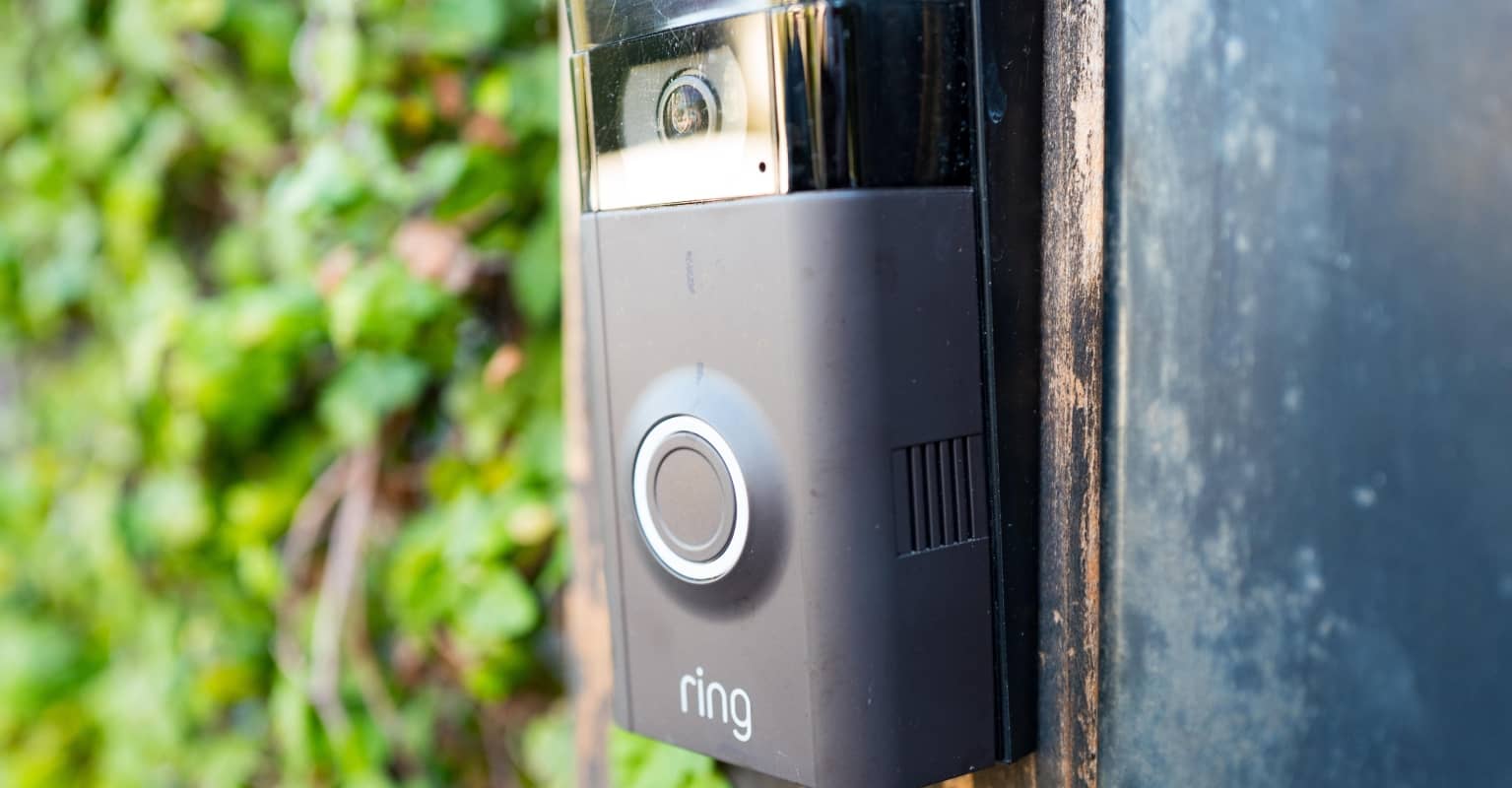 Guy immediately regrets insulting girlfriend's dad after realizing he has a doorbell cam