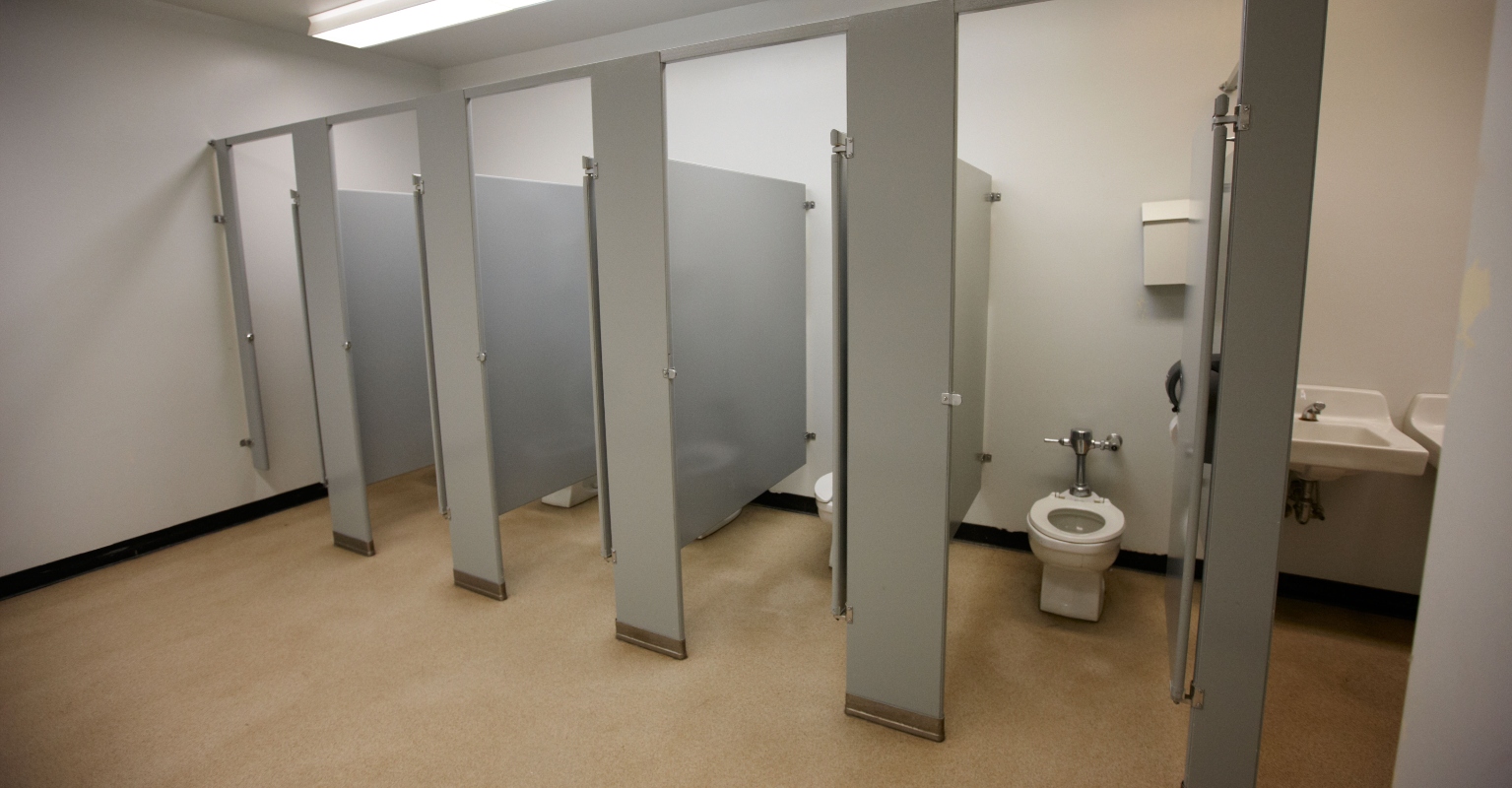 Mom who thought she just needed to 'poop' ends up giving birth '10 minutes' later in gas station toilet