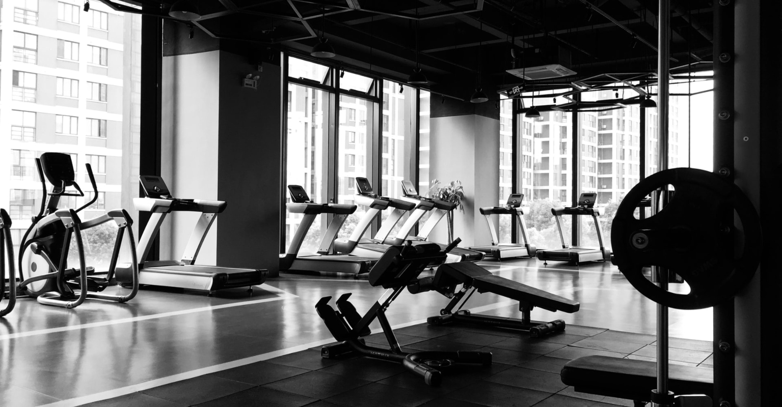 Gym-goer confronted for not wearing a shirt while working out, but social media are divided