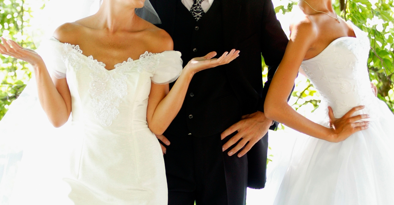 Groom kicks out female wedding guests after they all arrive in white as a 'prank'