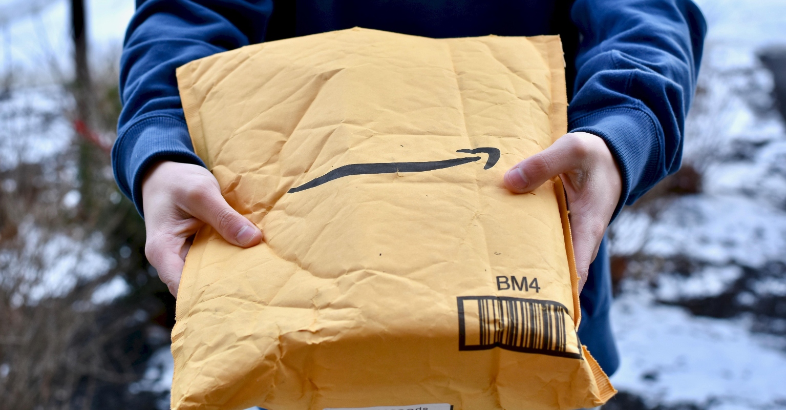 Hero Amazon driver puts herself in front of rampaging pit bull to save customer's daughter