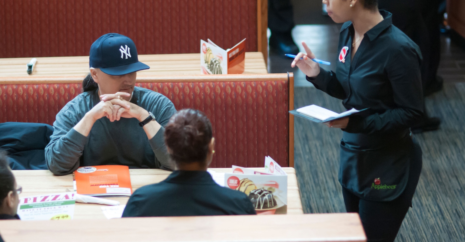 People divided after Applebee's customer tips just 9% and blames the holidays: 'Be understanding'