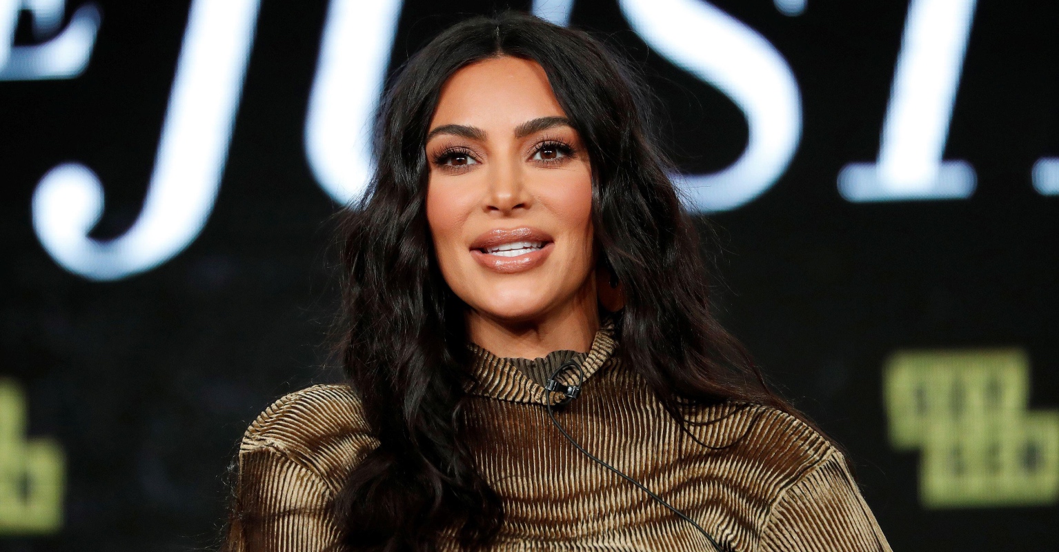 Kim Kardashian deletes bikini picture after fans accuse her of Photoshop
