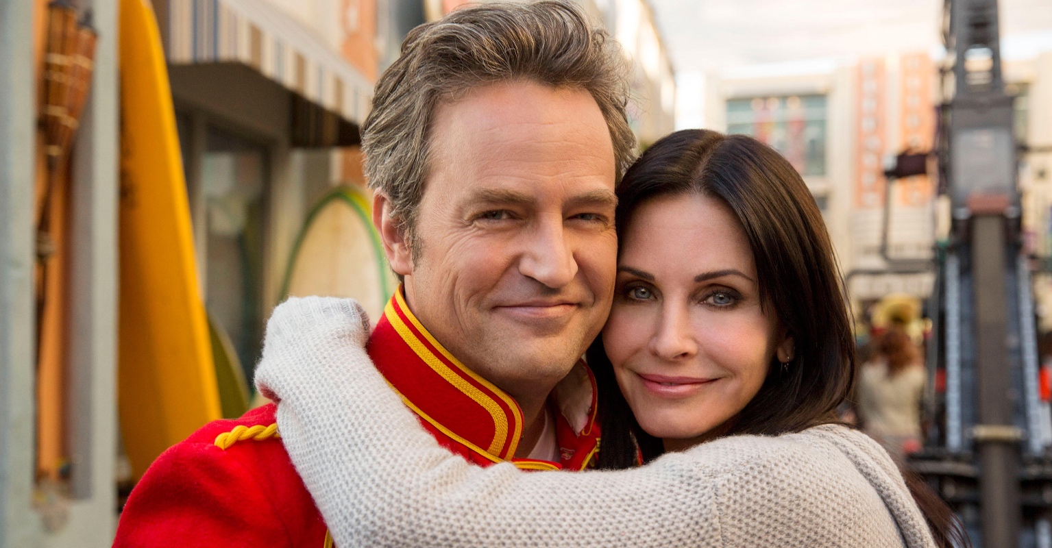 Courteney Cox says Matthew Perry put 'a lot of pressure on himself' during 'Friends'