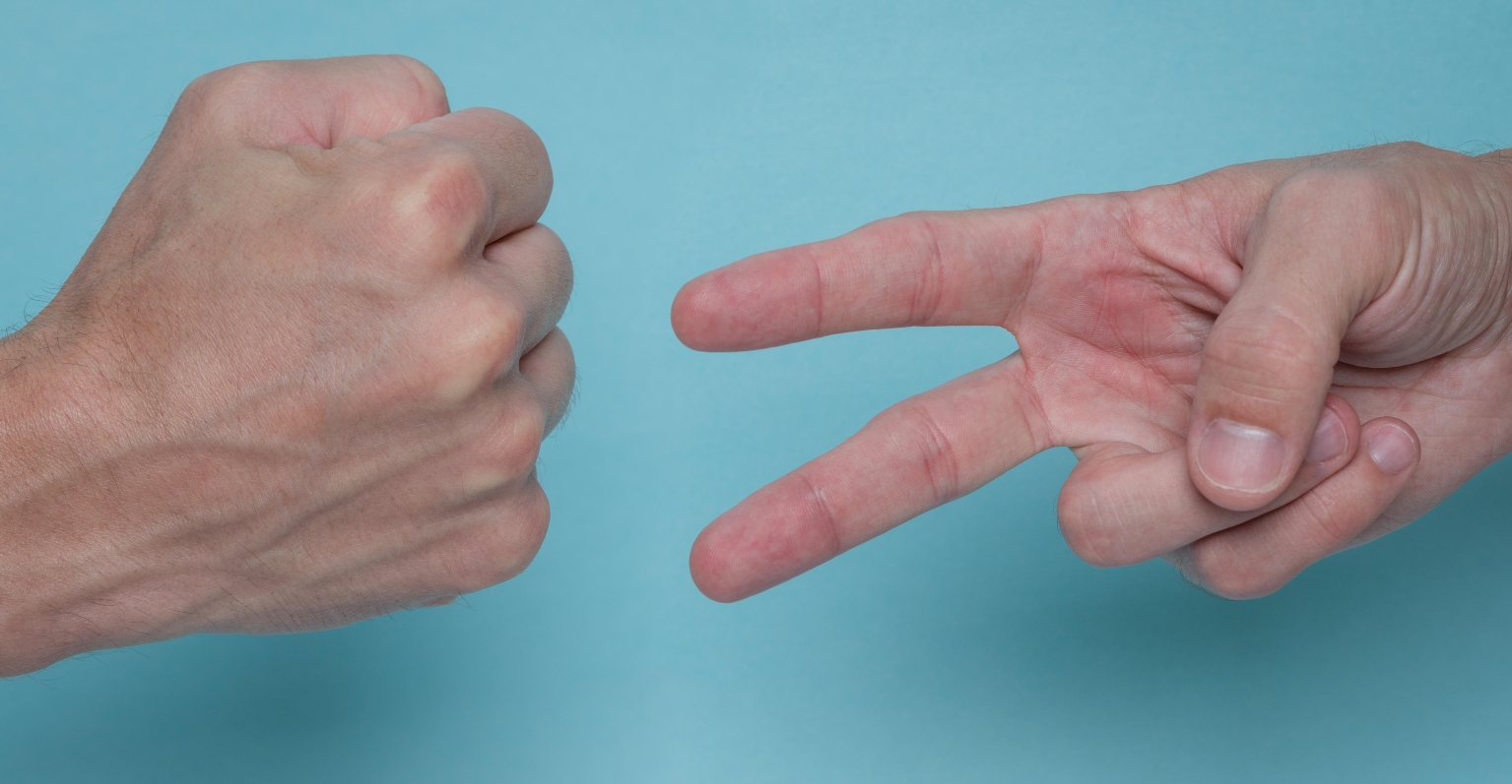 Woman leaves table stunned after challenging group of guys to game of rock paper scissors