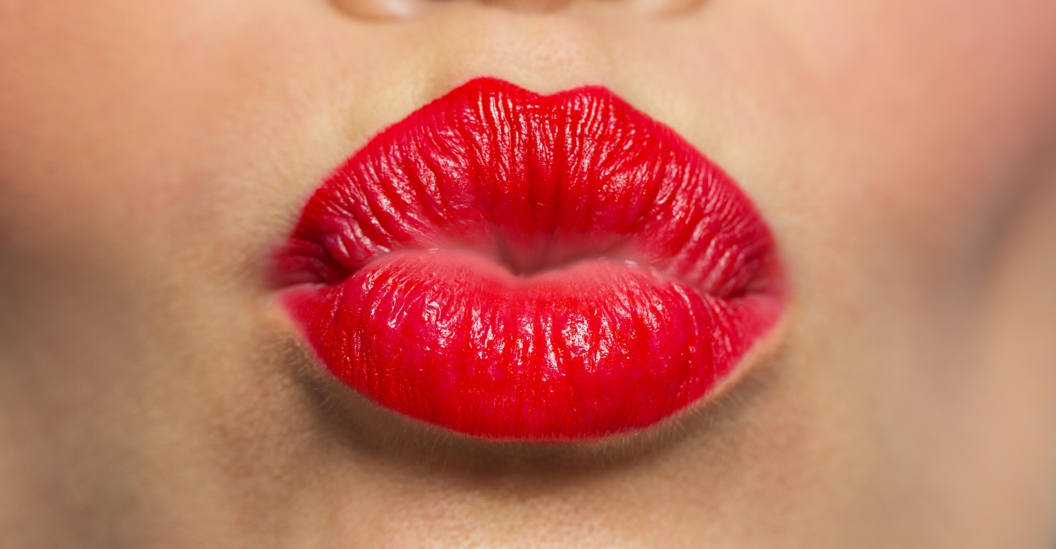 Woman slammed for kissing men's shirts as it 'deliberately ruins' their partners' trust