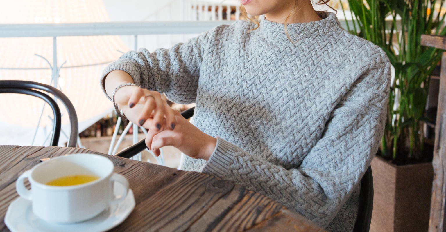 Woman shamed by fellow restaurant-goer for outfit sparks upsetting discussion about women's bodies on Twitter