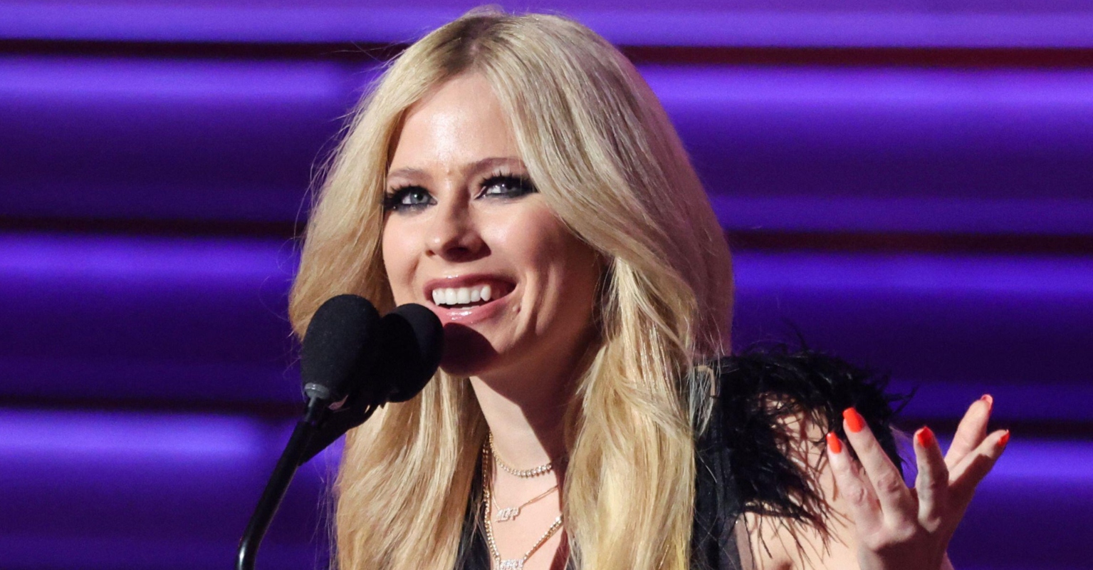 Avril Lavigne just got engaged to a literal Sk8er boi