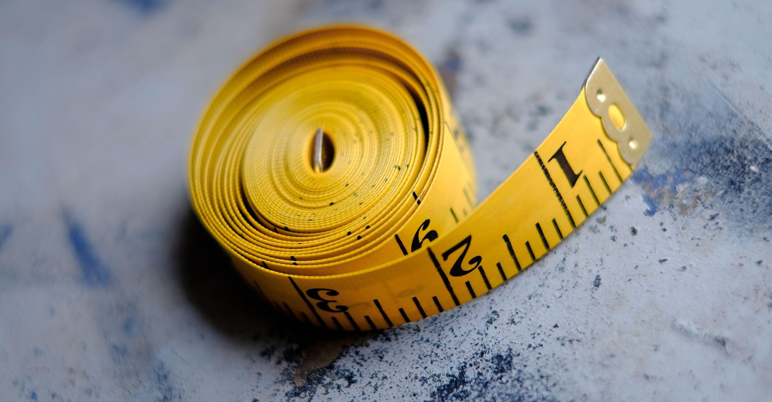 Woman marks 6ft on door frame to see whether dates are lying about their height