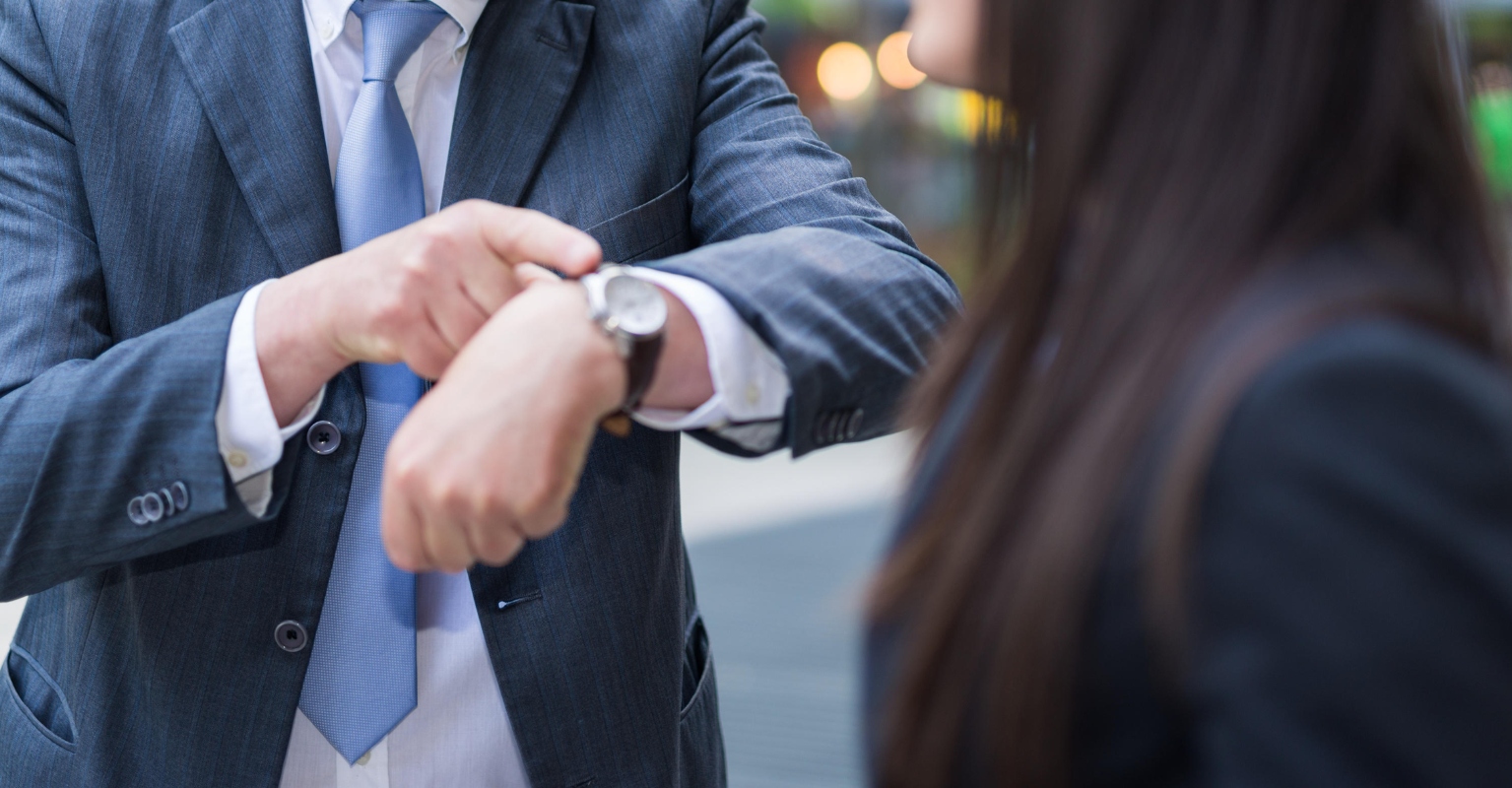 Employee calls out boss over harsh new rule that punishes staff for being a few minutes late