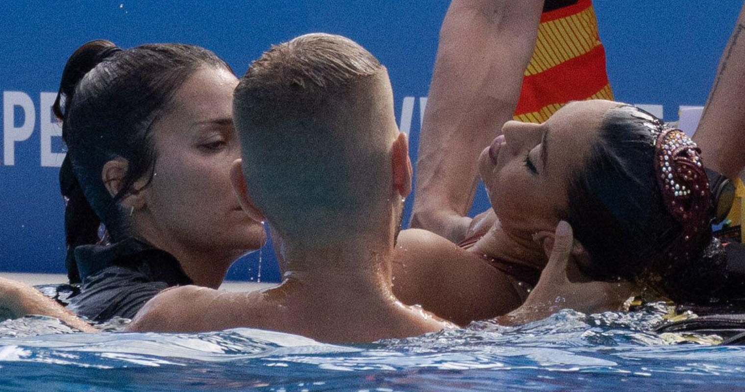 Swimmer Anita Alvarez stopped breathing 'for at least two minutes', says coach