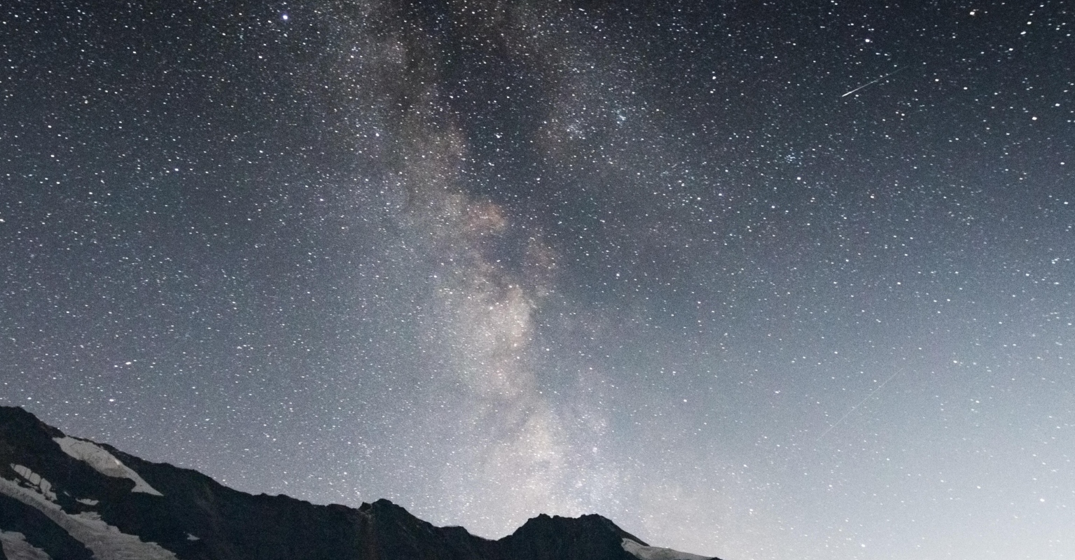 Bizarre blue swirls in night sky baffle New Zealand residents