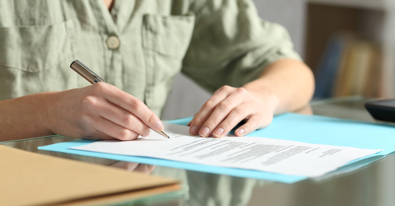 Mom makes 18-year-old daughter sign contract in order to live at home, divides social media