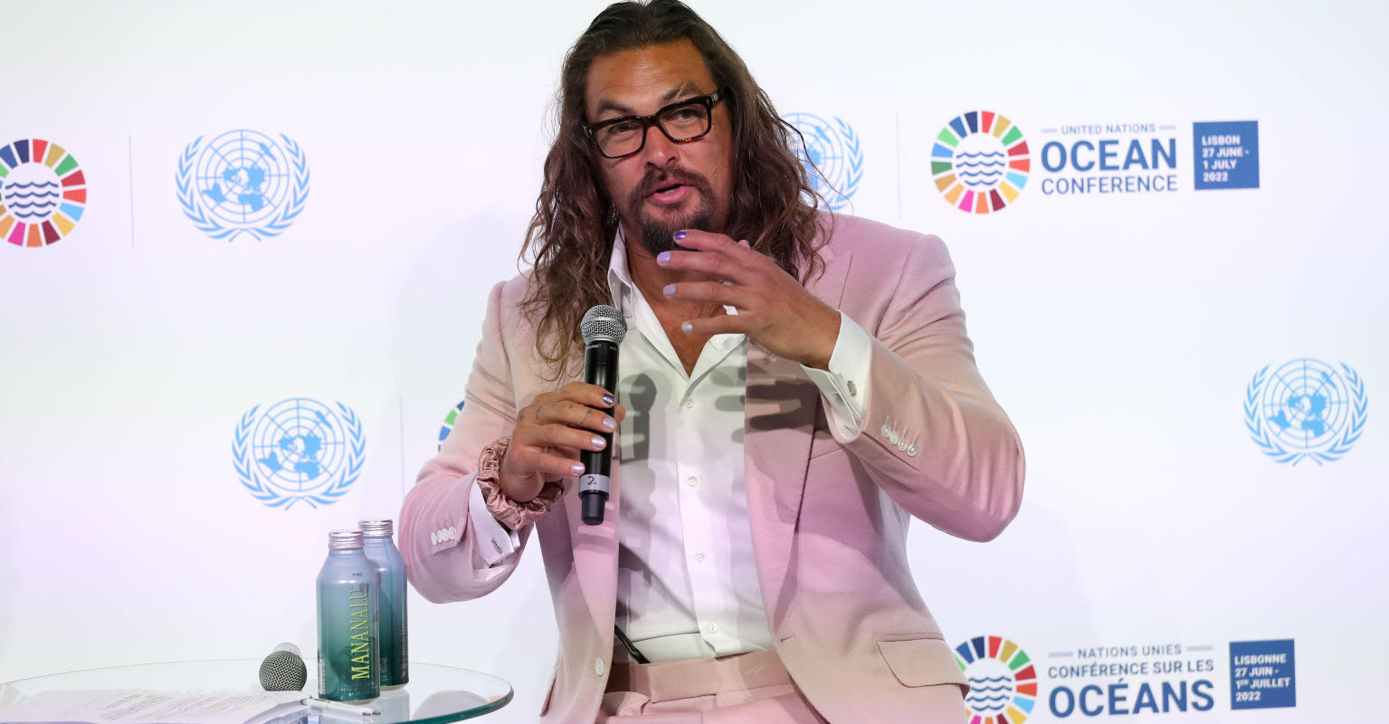 Jason Momoa spotted handing out water bottles on Hawaiian Airlines flight in wholesome video