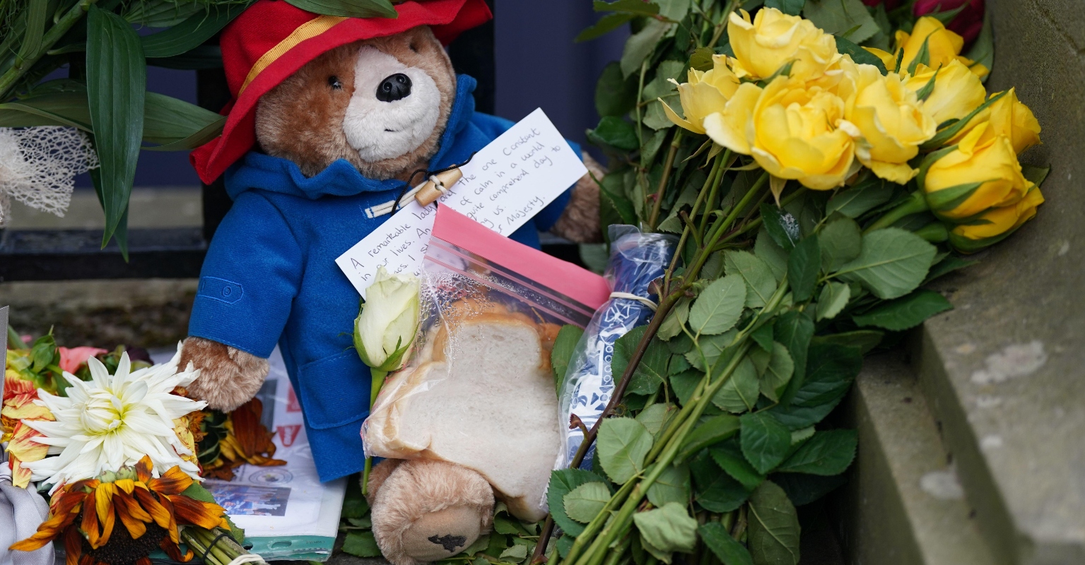 Mourners are leaving marmalade sandwiches for the Queen, royal officials respond